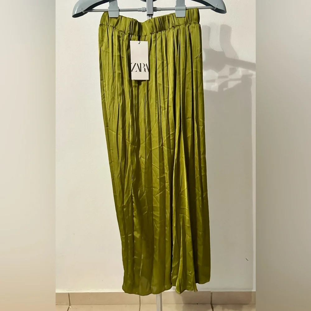 Zara Women's Green Pleated Skirt